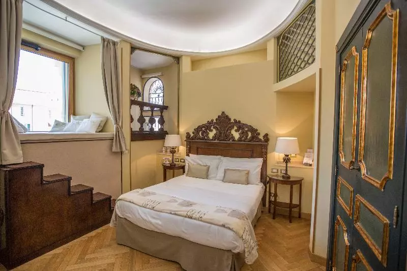 سوئیت جونیور با چشم‌انداز, Royal Suite Trinità Dei Monti