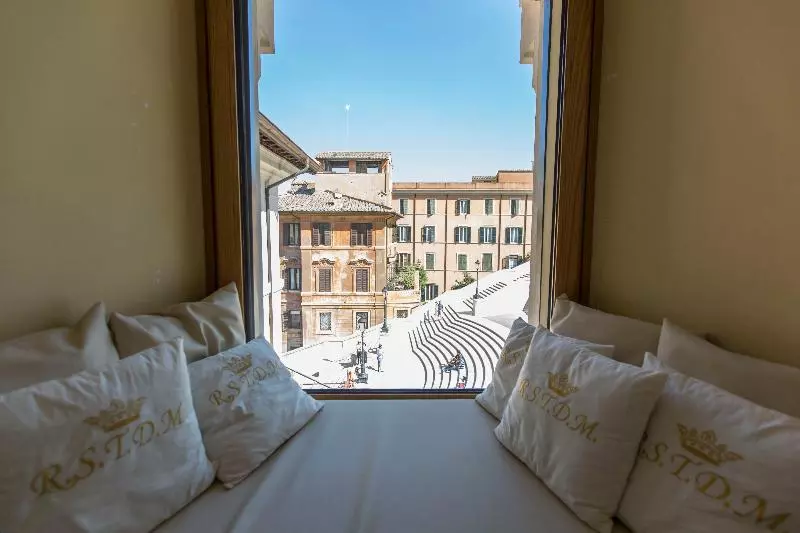 سوئیت جونیور با چشم‌انداز, Royal Suite Trinità Dei Monti