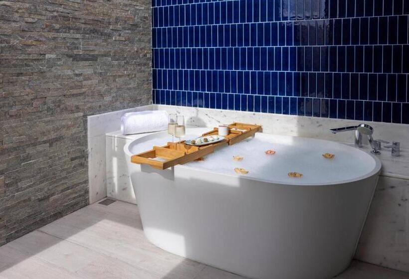 ویلای یک اتاق خوابه با استخر شنا, Avani Plus Fares Maldives Resort   50 Percent Off On Seaplane Transfer For Stays Until 22 December 2