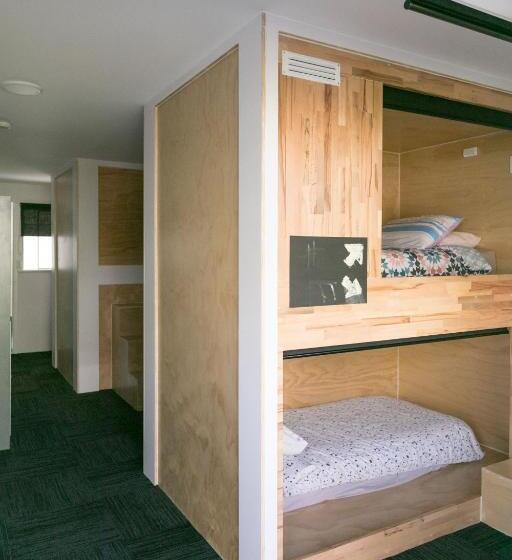 ルームシェアのワンベッド, Finlay Jack S Backpackers