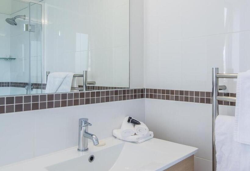 חדר דלוקס לשלושה, Dupont Motels