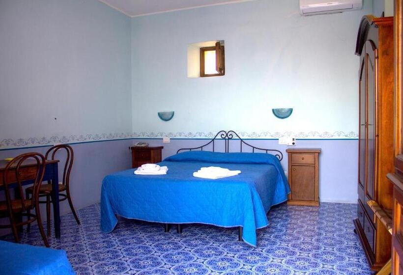 غرفة قياسية مزوَّدة بشُرفة, Arcangelo   Salina