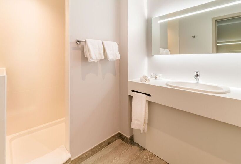 이그제큐티브 룸, Martin's Red