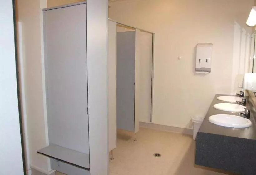バスルーム共有のトリプルスタンダード, No 1 Motels