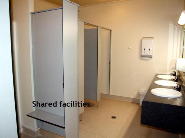 标准三人间共用浴室, No 1 Motels