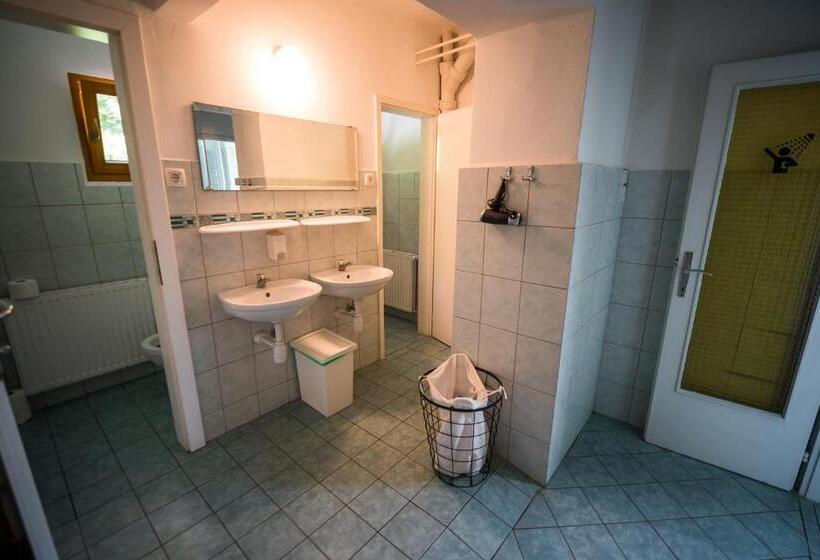اتاق خانوادگی با چشم‌انداز باغ, Rooms Kozmus