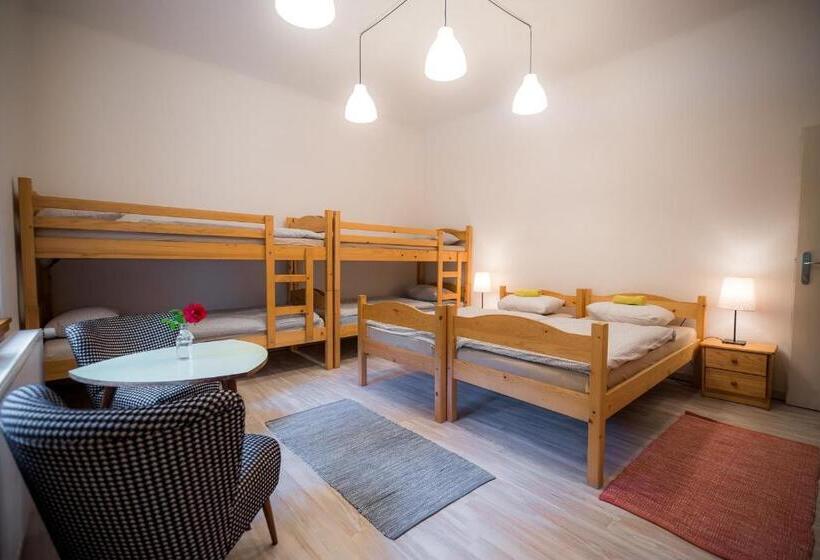 اتاق خانوادگی با چشم‌انداز باغ, Rooms Kozmus