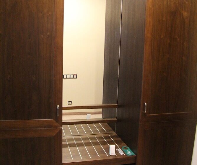 Студио Comfort, Forward Apart