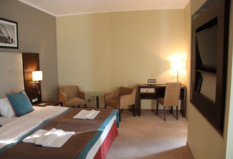 Студио Comfort, Forward Apart