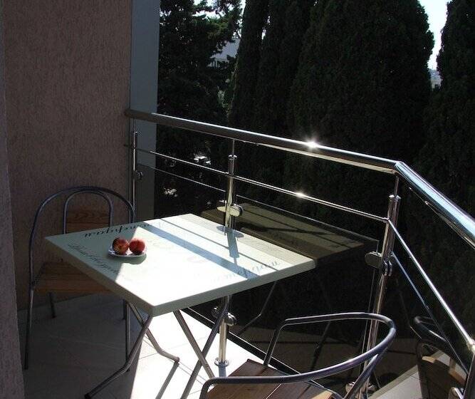 Студио Comfort, Forward Apart