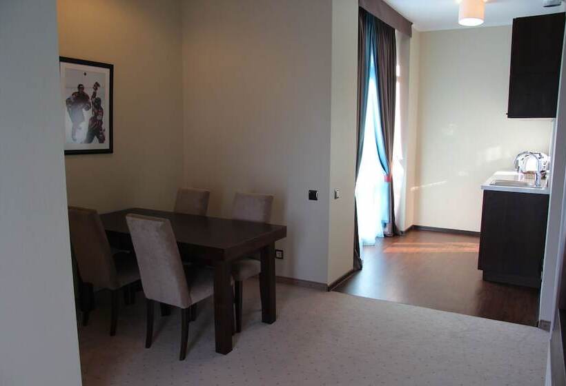 Студио Comfort, Forward Apart