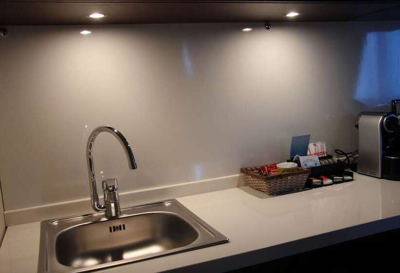 Студио Comfort, Forward Apart