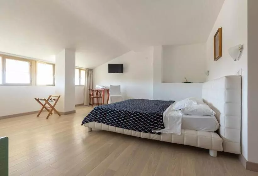 اتاق استاندارد سه نفره, Cavallino Bianco