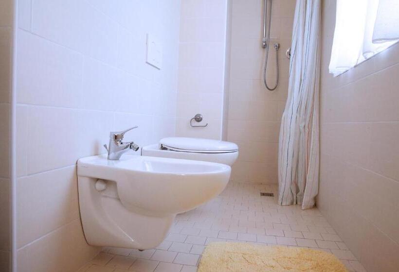 اتاق استاندارد سه نفره, Lagomaggio