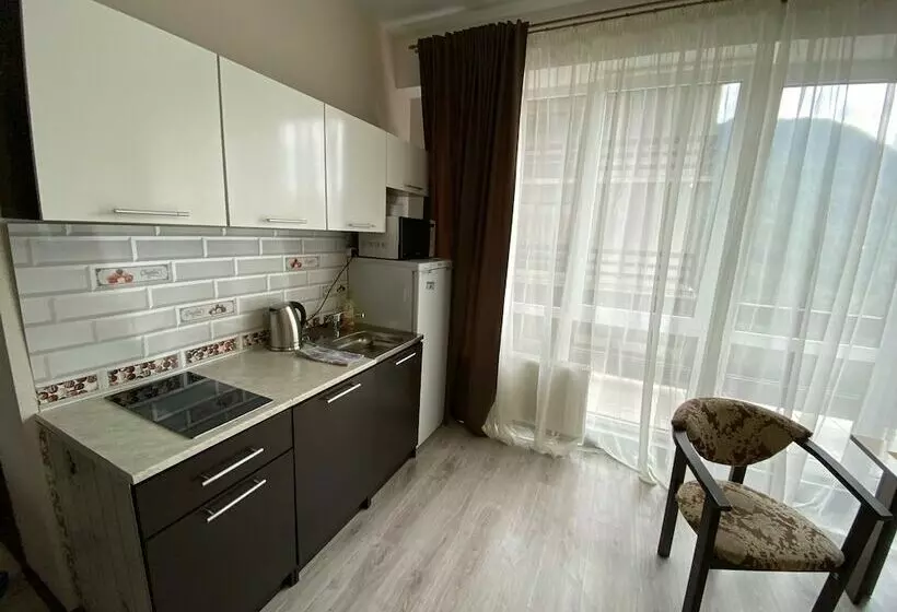 استودیوی سوپریور, Oplot Apartments