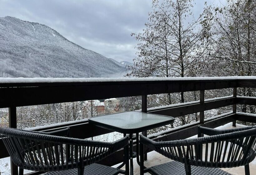 استودیوی سوپریور, Oplot Apartments