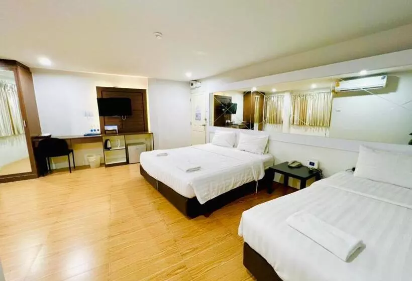 スタンダードトリプルルーム, Bed By Cruise Hotel At Samakkhi Tivanont