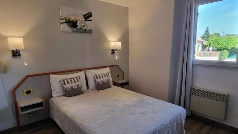 Standard Yhden Hengen Huone, Le Pradet