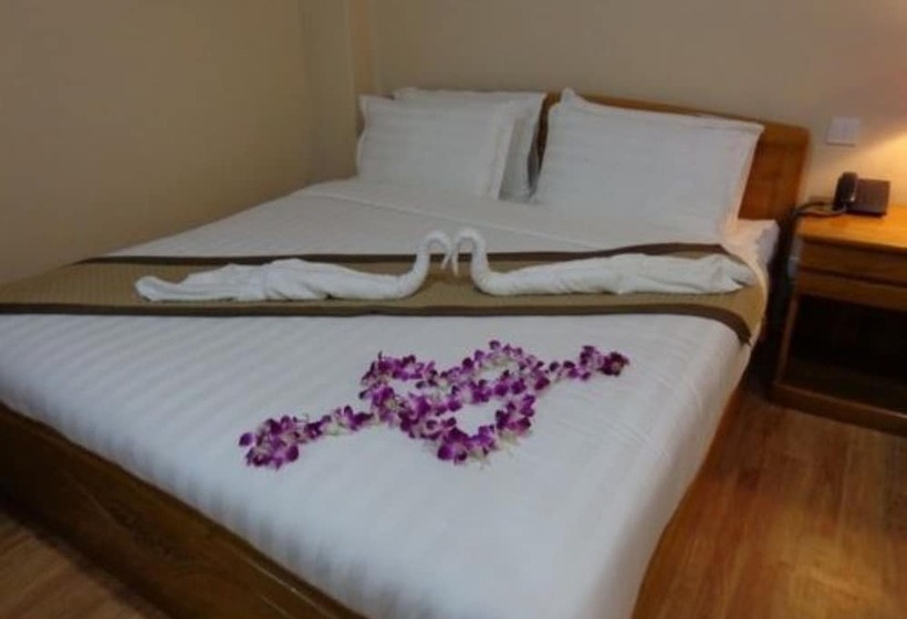 اتاق لوکس سه تخته, Royal Khattar