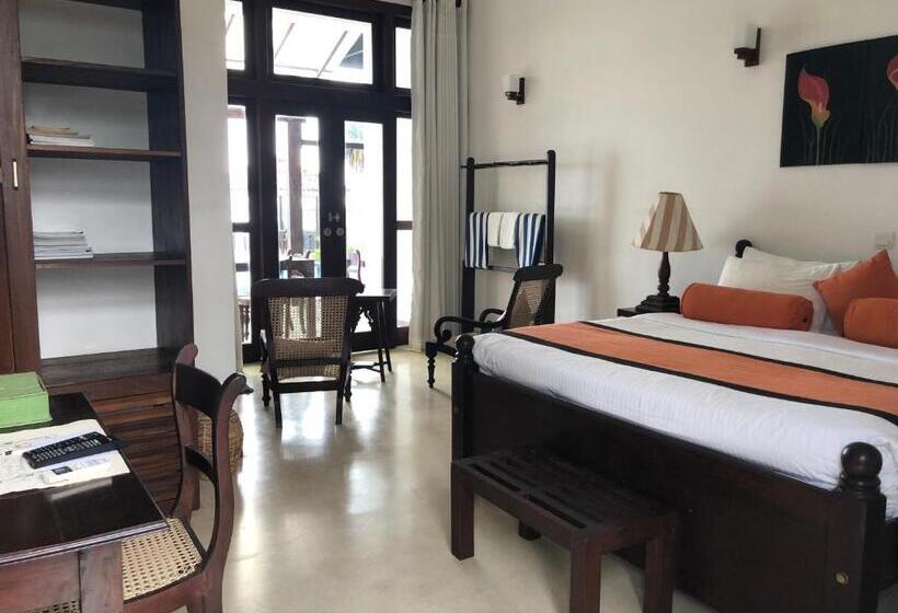 스탠다드 스튜디오 바다 전망, Surf Station