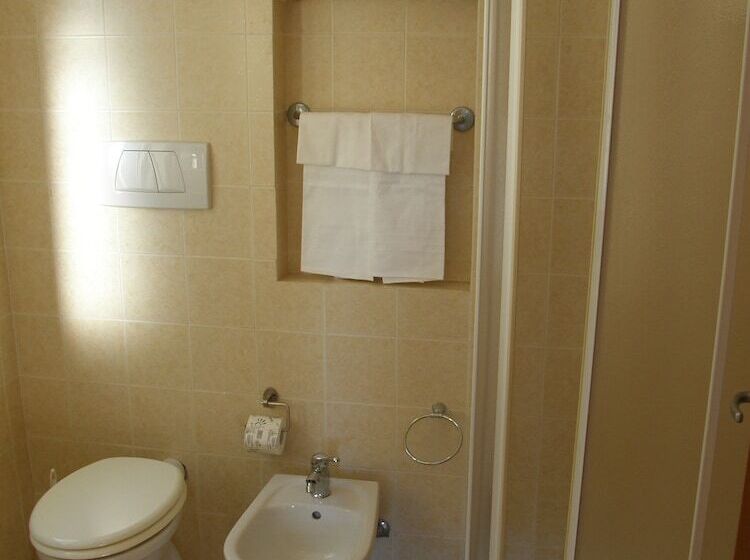 标准三人间, Villa Wanda