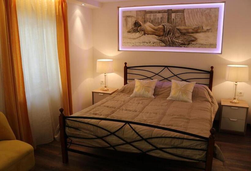 이코노미 룸, House Sandra