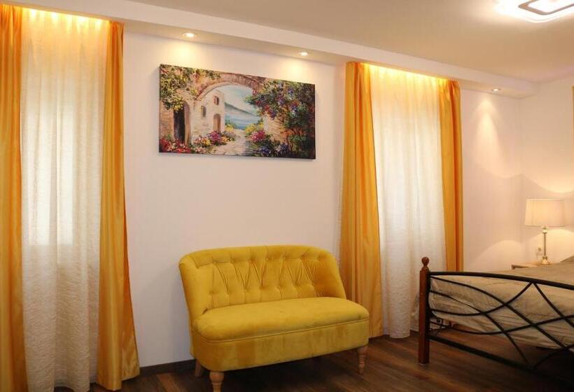 이코노미 룸, House Sandra