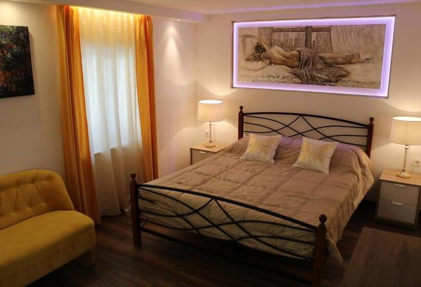 이코노미 룸, House Sandra