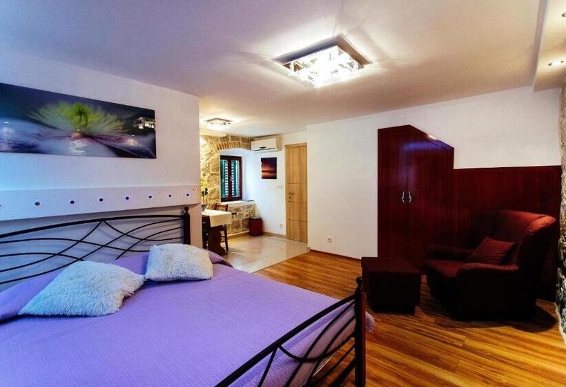 디럭스 스튜디오, House Sandra