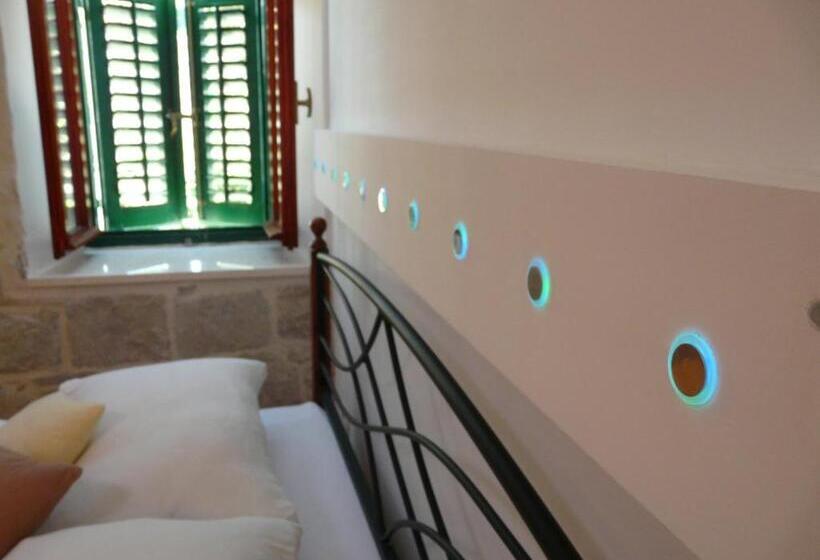 디럭스 스튜디오, House Sandra