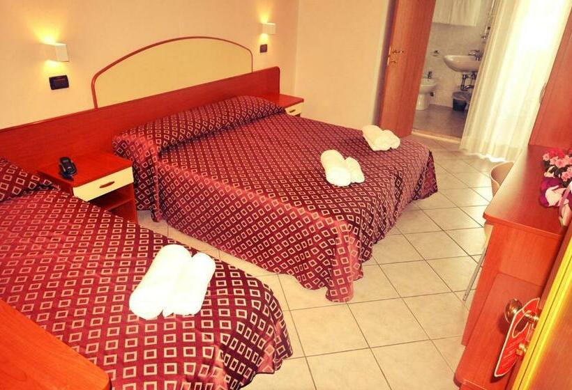 اتاق استاندارد سه نفره با چشم‌انداز کنار دریا, Grand Hotel Azzurra Club