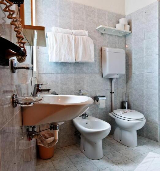 اتاق استاندارد چهارنفره با چشم‌انداز جانبی دریا, Grand Hotel Azzurra Club