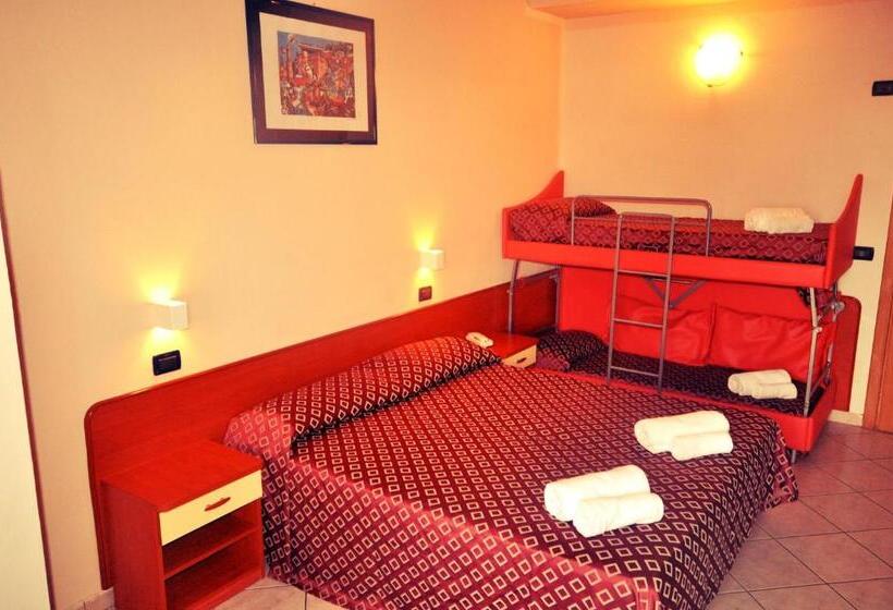 اتاق استاندارد چهارنفره با چشمانداز جانبی دریا, Grand Hotel Azzurra Club