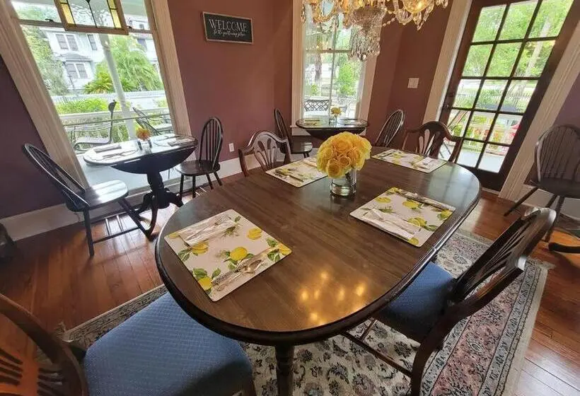 スタンダードルーム, Lady Clare Room At Camellia Rose Inn Downtown