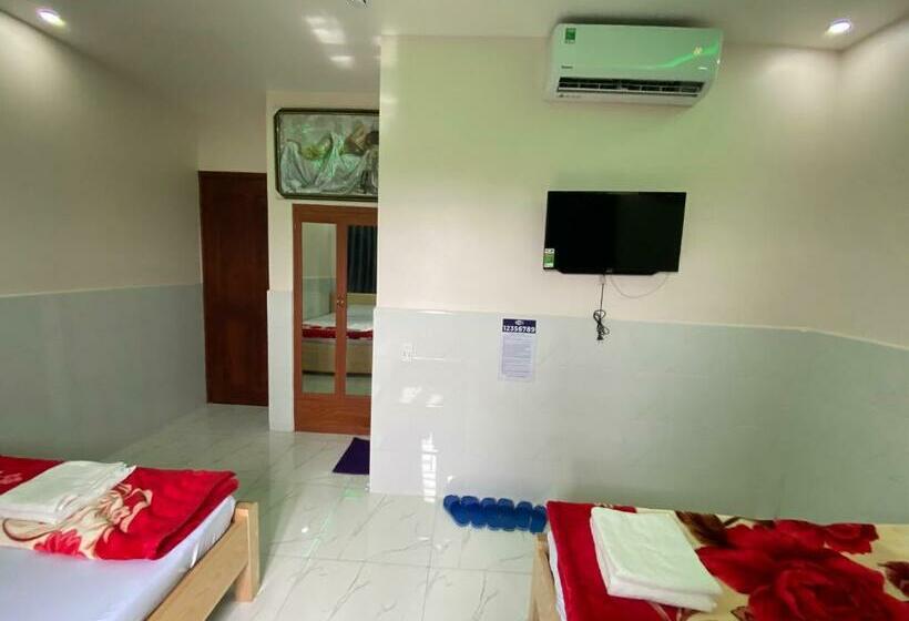 Chambre Deluxe, Hoang Anh