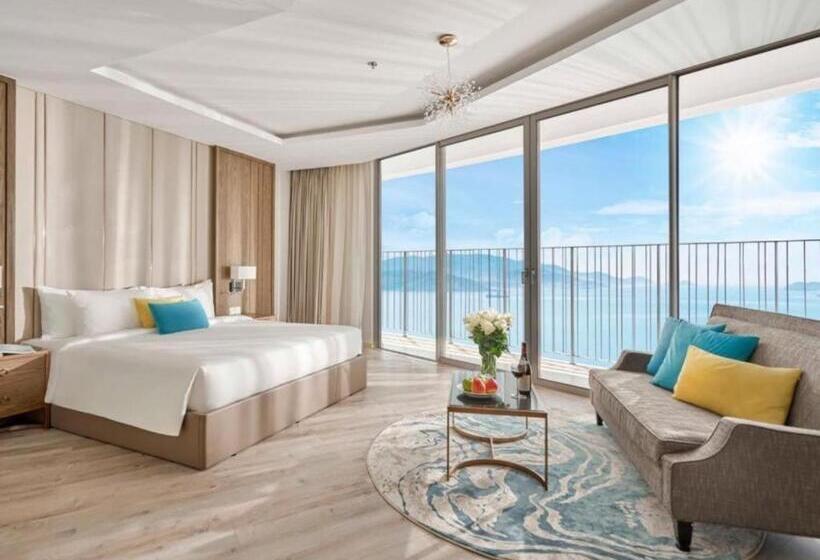 Deluxe Suite Sea View, Capital Panorama Apartment