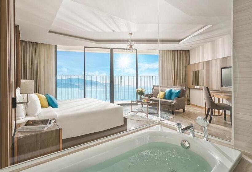 Deluxe Suite Sea View, Capital Panorama Apartment