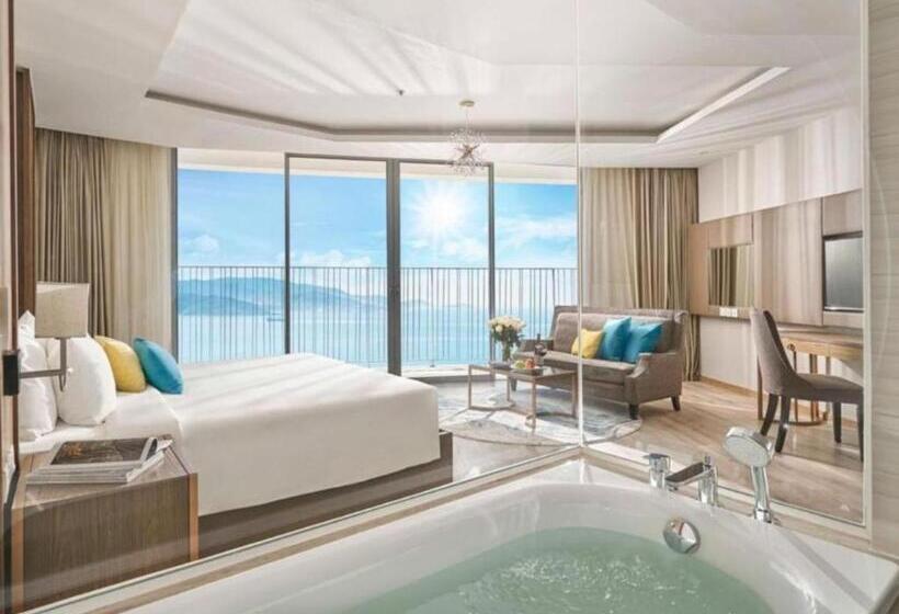 Deluxe Suite Sea View, Capital Panorama Apartment