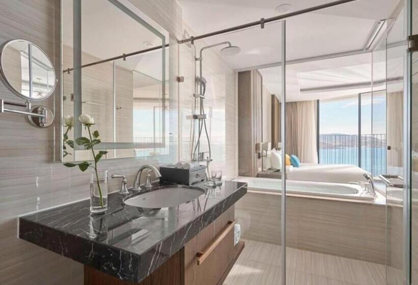 Deluxe Suite Sea View, Capital Panorama Apartment