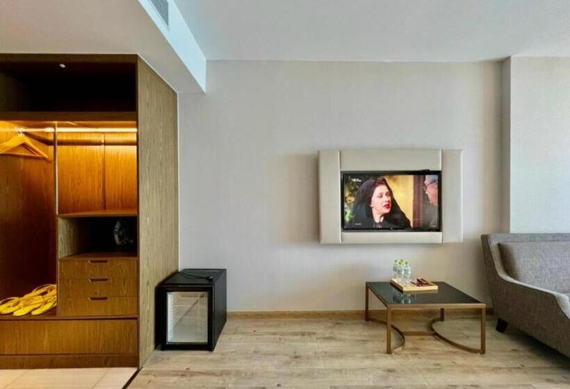 اتاق خانوادگی با چشم‌انداز دریا, Capital Panorama Apartment