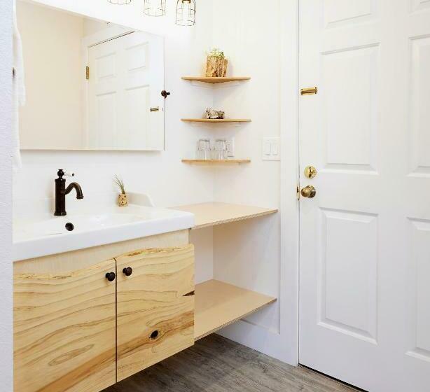 غرفة قياسية سرير ملكى, Scp Depoe Bay