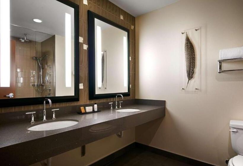 جناح, Best Western Premier Boulder Falls Inn