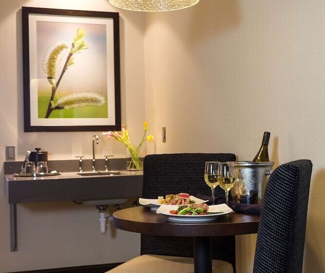 جناح, Best Western Premier Boulder Falls Inn