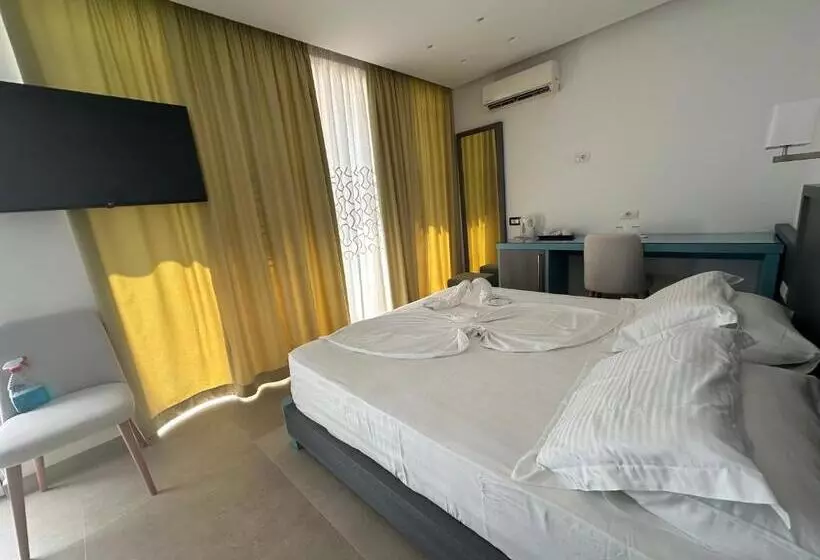 Chambre Deluxe, Delfini