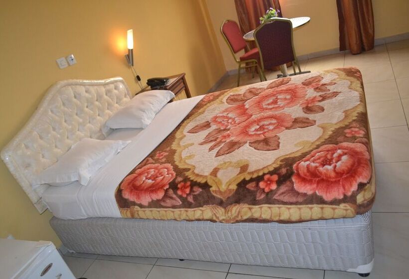 سوییت جونیور, Denver Plaza