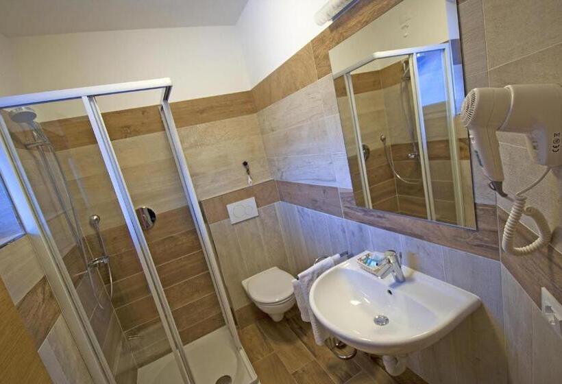 غرفة قياسية رباعية, La Molinella