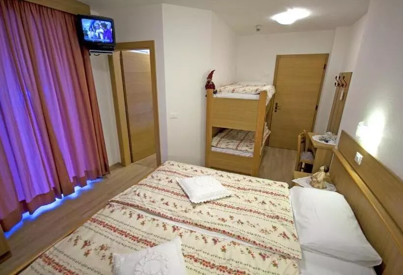 スタンダード4人部屋, La Molinella