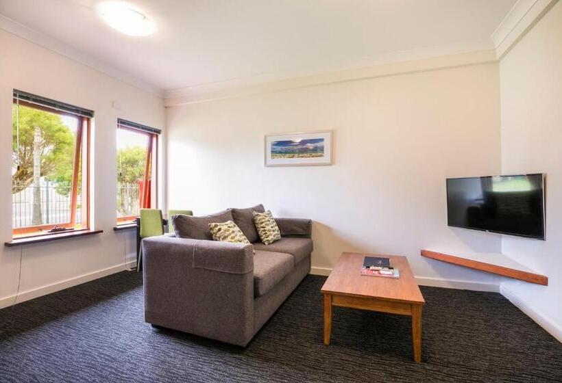 דירת חדר, Nightcap At The Ship Inn