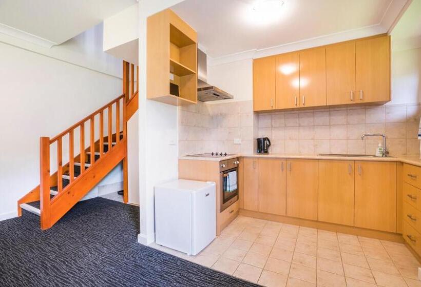 شقة غرفة واحدة, Nightcap At The Ship Inn