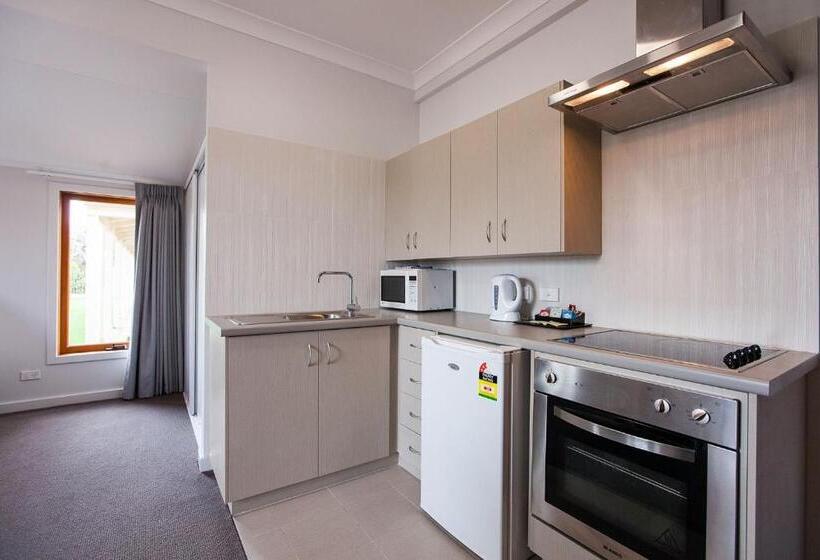 شقة غرفة واحدة, Nightcap At The Ship Inn